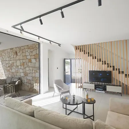 Schoenes Kube 1 In Ayía Nápa